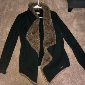 A black sweater with brown fur lining